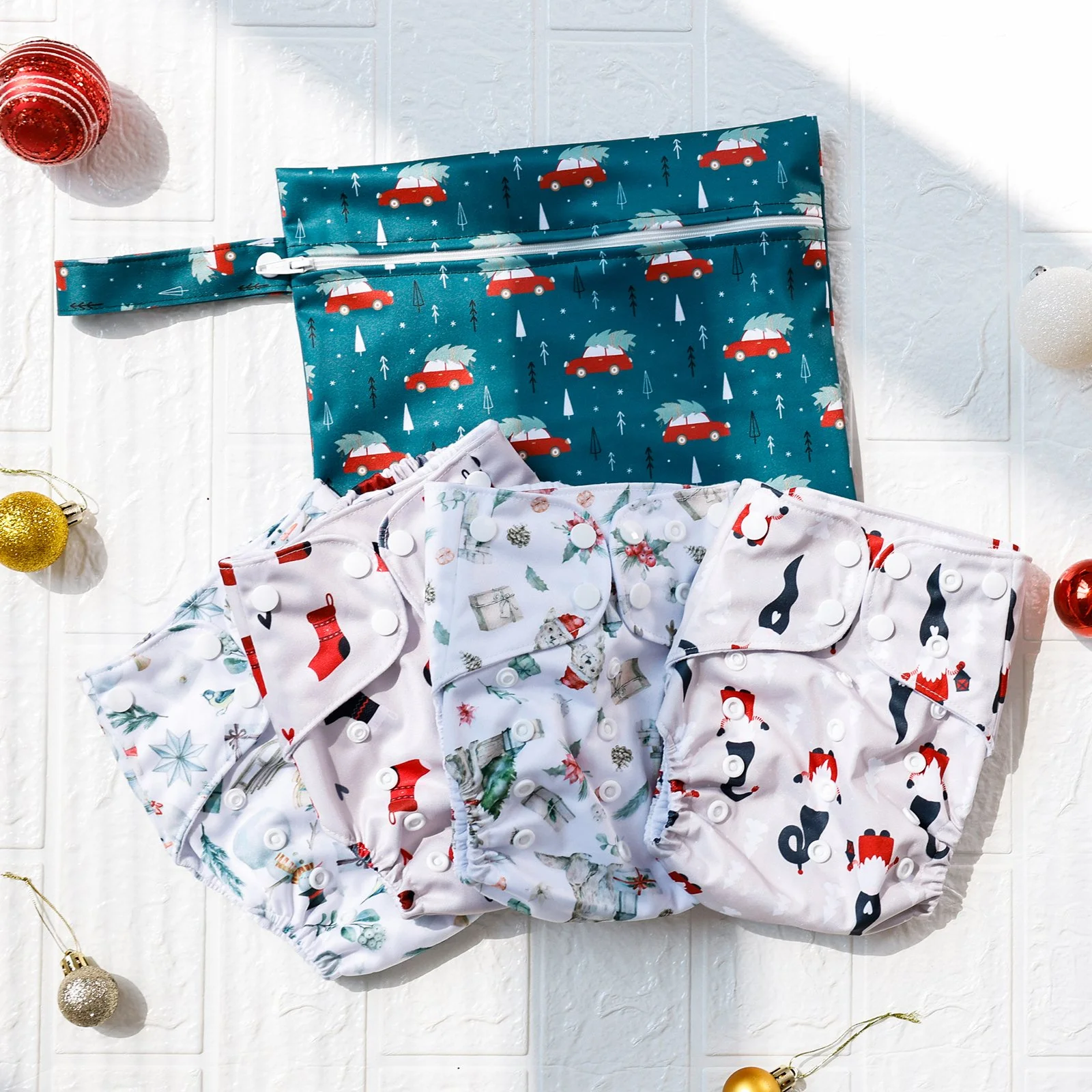 Reusable Eco Cloth Diaper Gift Set with Wet Bag – 4 Diapers + 4 Inserts