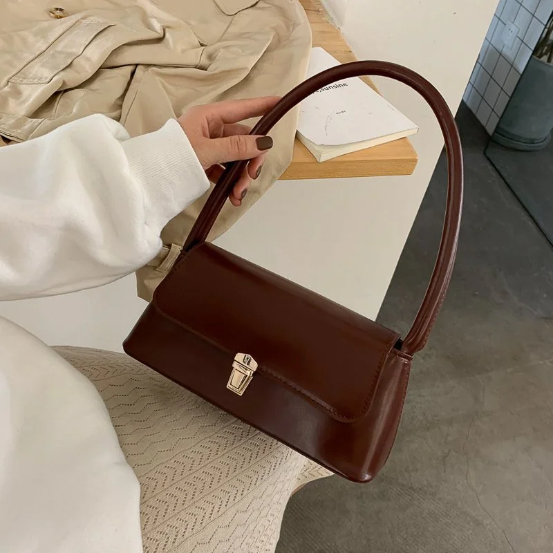 Elegant Saddle Crossbody Bag