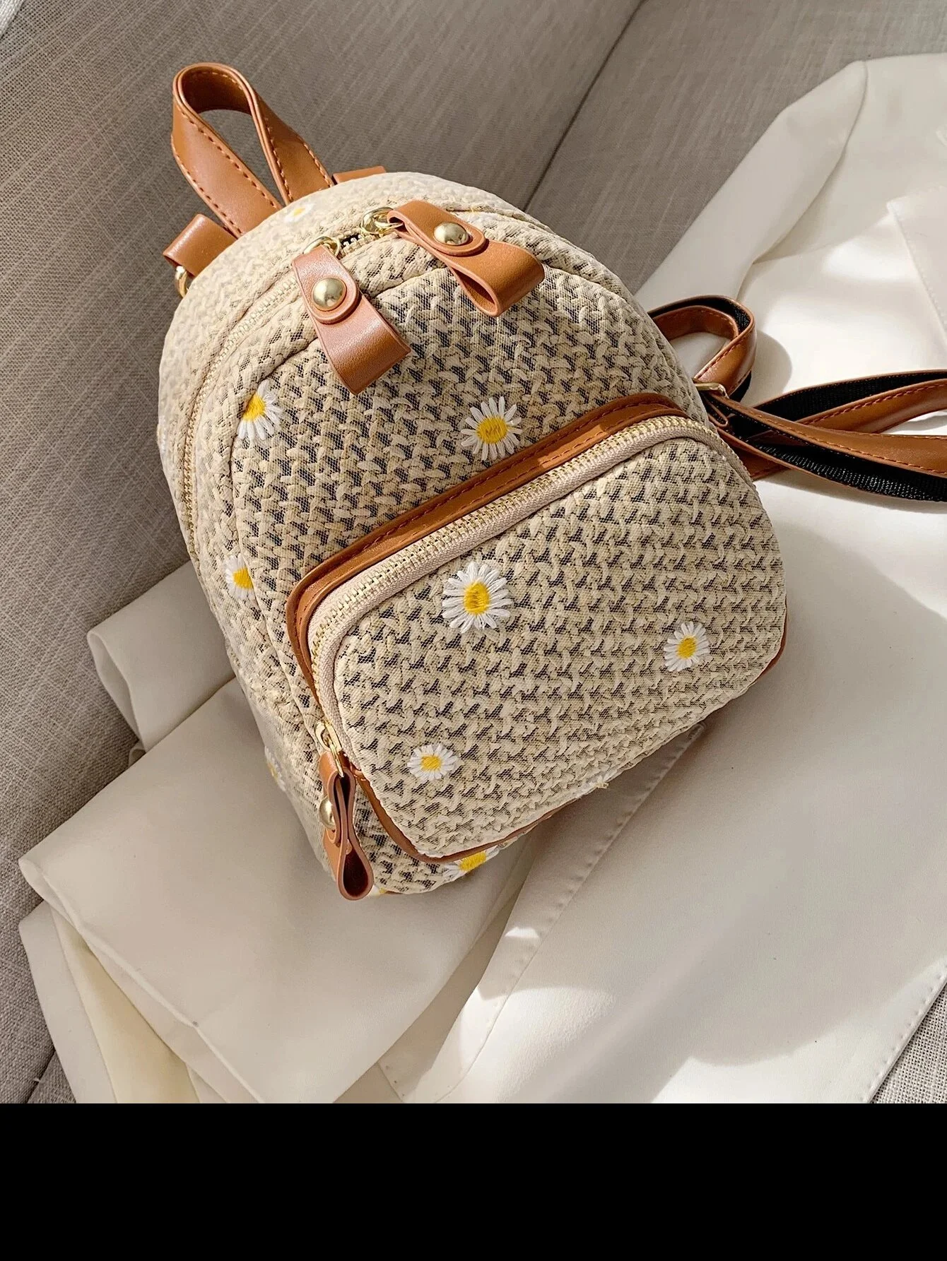 Mini Floral Embroidered Straw Backpack – Chic & Lightweight for Summer Travel