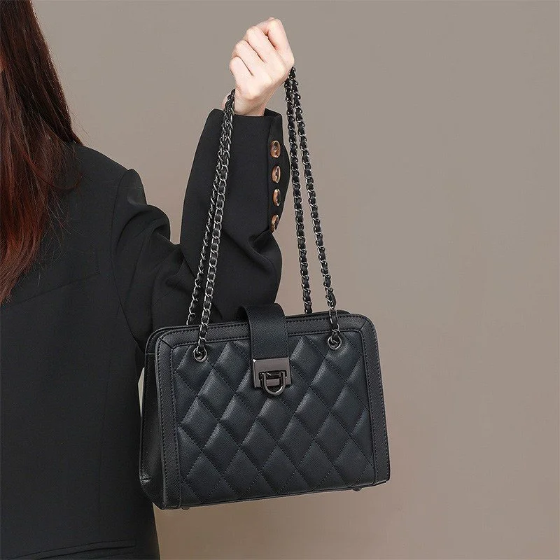 Trendy Large-Capacity Leather Crossbody Shoulder Bag with Diamond Chain