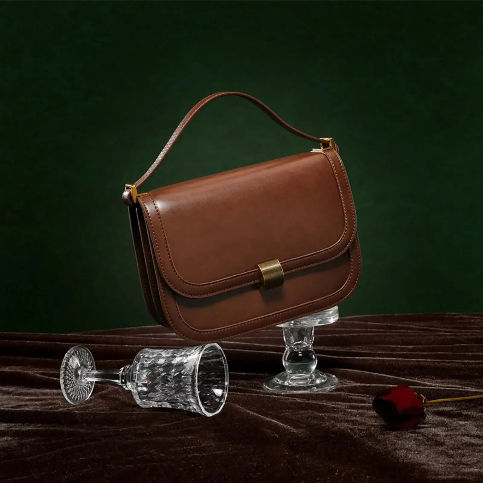 Luxury Brown Saddle Bag with Interior Zipper Pocket – Elegant Shoulder Bag for Women