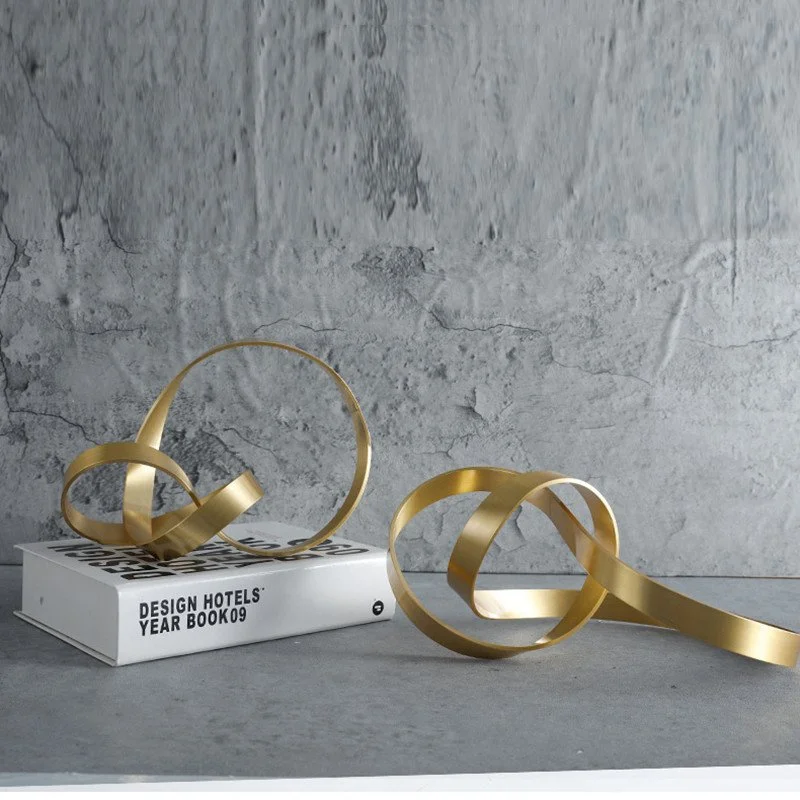 Modern Gold Knot Metal Figurine – Elegant Hollow Rope Art Décor